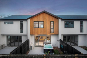 Stylish Townhouse with Hot Tub, Christchurch